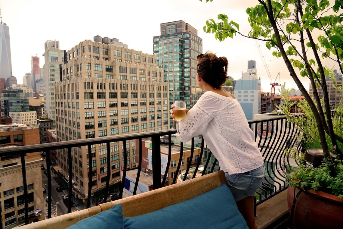 Rooftop Bars in NYC - Image by goodluz / Shutterstock.com